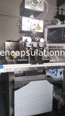 Mesin Enkapsulasi Gel Kapasitas 15kg / H Penuh Otomatis Untuk Cairan / Kapsul